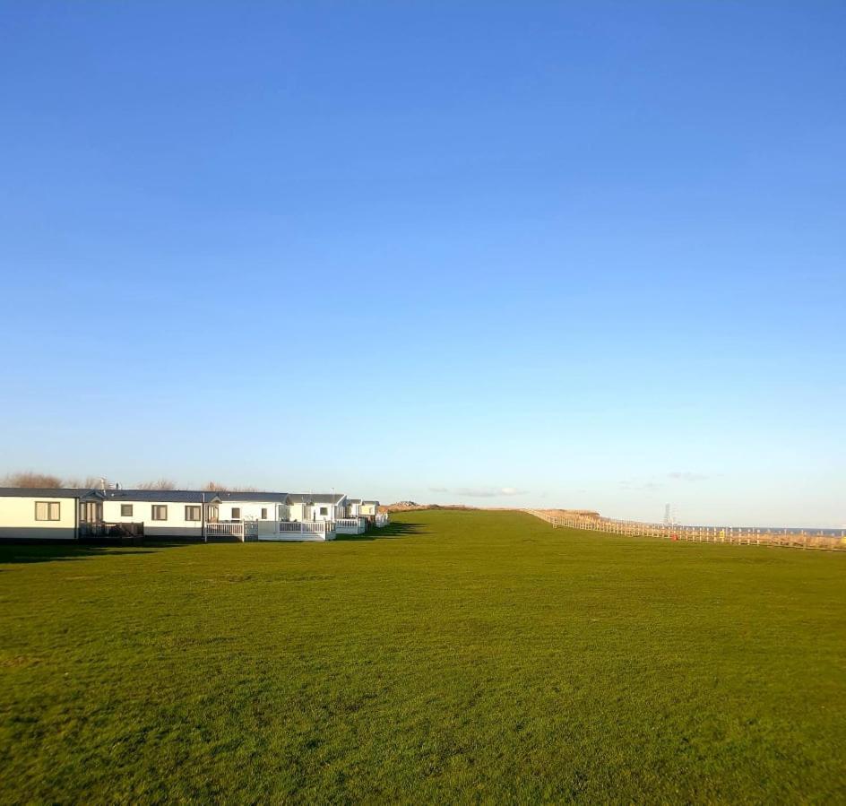 Отель The Winchester Luxury Pet Friendly Caravan On Broadland Sands Holiday Park Between Lowestoft And Great Yarmouth Corton  Экстерьер фото