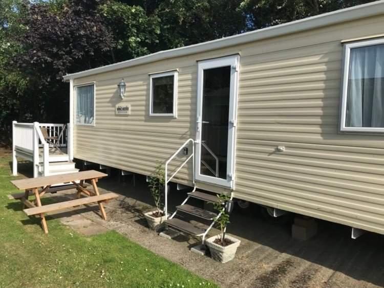 Отель The Winchester Luxury Pet Friendly Caravan On Broadland Sands Holiday Park Between Lowestoft And Great Yarmouth Corton  Экстерьер фото