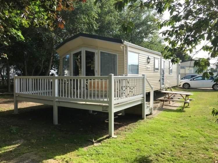 Отель The Winchester Luxury Pet Friendly Caravan On Broadland Sands Holiday Park Between Lowestoft And Great Yarmouth Corton  Экстерьер фото